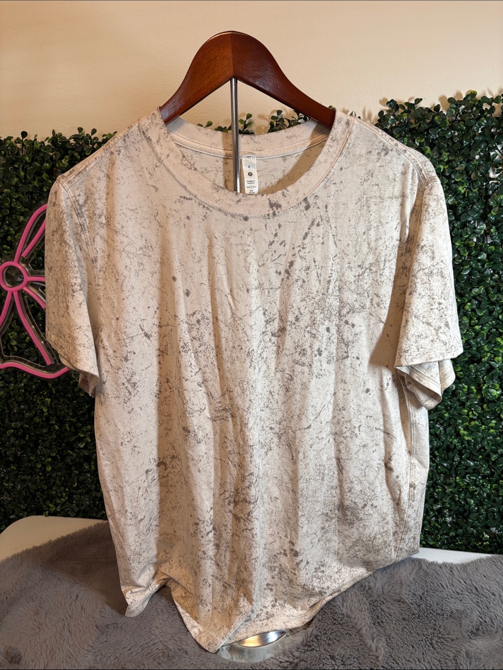 lululemon athletica Tee in Beige with Gray Marble Print Size 4